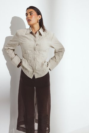 Janka Polliani x NA-KD - Tettsittende skjorte med krøller - Skjorter - Beige - EU 36