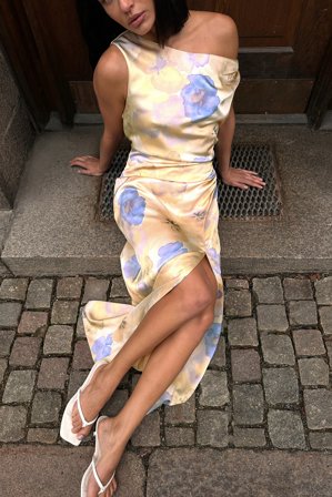 NA-KD - Midikjole i sateng med asymmetrisk hals - Blomstrete kjole - Gull/Blomstret - EU 38