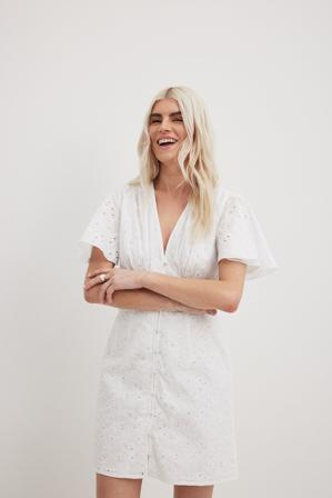 NA-KD Boho Robe courte boutonnée à broderie anglaise - Robes smockées - Blanc - EU 42