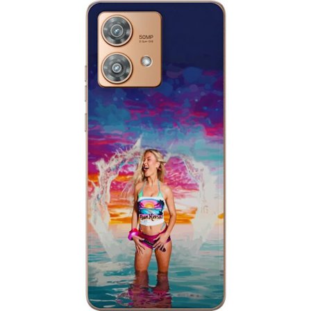 Kompatibel Mobilcover til Motorola Edge 40 Neo Blond kvinde i farverigt strandtøj, der leger i havet ved solnedgang