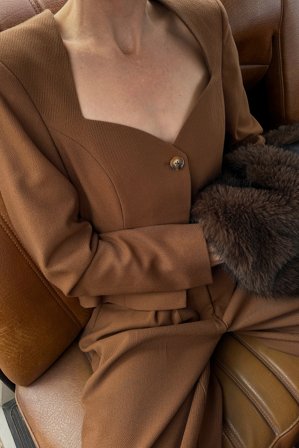 Hanna Stefansson x NA-KD Blazer mit einem Knopf und Kragendetail - Blazer - Braun - EU 34