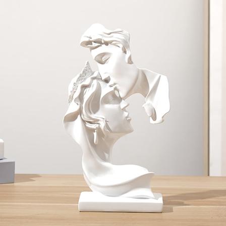 Par ornamenter gaver statue, hvit harpiks håndverk kyss par skulptur ornament presenter for bursdag bryllup Valentinsdag