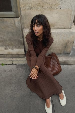 NA-KD - Strikket maxikjole med volanger og rund hals - Julekjoler - Brun - S