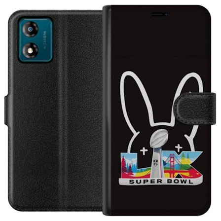 Kompatibel Tegnebogsetui til Motorola Moto E13 Bad Bunny portræt med åben skjorte, tatoveringer og krøllet hår i stilfuld modefotografering