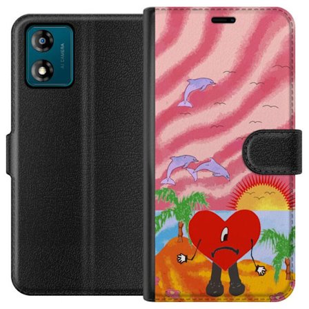 Kompatibel Tegnebogsetui til Motorola Moto E13 Bad Bunny i en farverig quiltet jakke med hjertemønster og solbriller i moderne gade stil