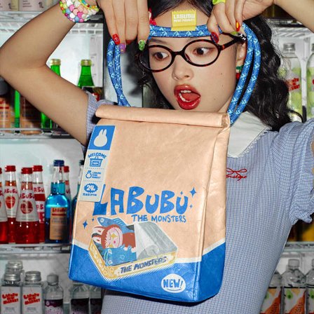 Pop Mart THE MONSTERS Wacky Mart Messenger Bag – Labubu trendy skulderveske