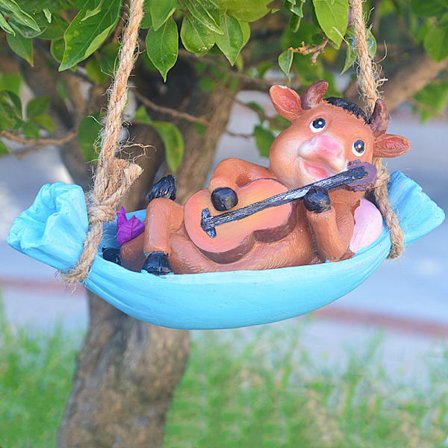 Kääntyvä lehmäpatsas, hauska hartsista tehty lehmä soittaa kitaraa, lehmän veistos, lehmä soittaa kitaraa, puutarhapatsas, lehmän veistos, 