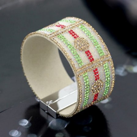 Nahka-ranneke kiiltävillä helmillä