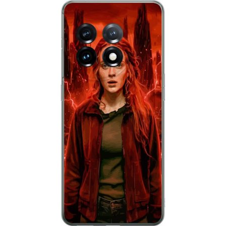 Kompatibelt Mobilskal till OnePlus OnePlus 11 Porträtt av en ung kvinna med rött hår i en apokalyptisk landskap, röda blixtar och mörka klippform