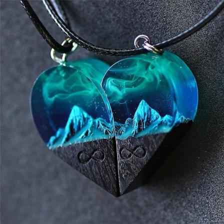 Hjerteformede anheng i tre og harpiks med fjellmotiv - Halskjede for par - Bursdag - Valentinsdag