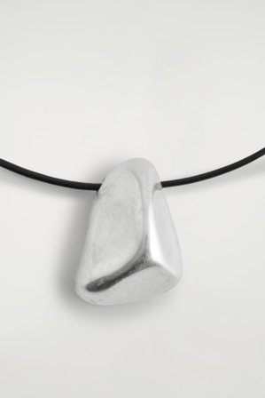 COS Homme Collier À Pendentif Martelé in Argenté