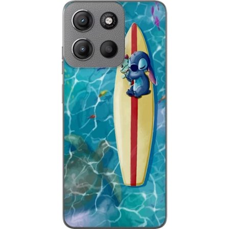 Kompatibel Mobilcover til Motorola Moto G15 Afslappende illustration af Stitch der hviler på et surfbræt i klart turkisfarvet vand