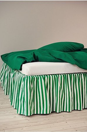 Jotex - Falbaniasta Narzuta Szmaragdowo zielony/biały - KAYO - Kup Lambrekiny łóżkowe firmy Jotex