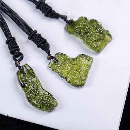 3x Moldavit Kristallsten Halsband Oregelbundet Stenhänge med Snören Artificiell Kristall Energi Halsband Presenter till - Perfekt