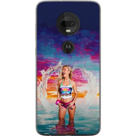 Kompatibel Mobilcover til Motorola Moto G7 Blond kvinde i farverigt strandtøj, der leger i havet ved solnedgang