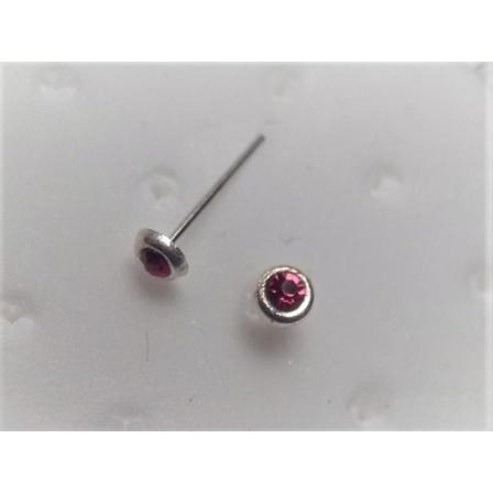 1 st. Näspiercing i silver med infattade 2mm. röd kristall