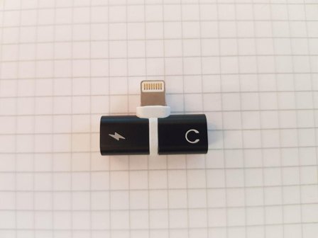 SYNERGY Consumer iPhone Adapter zum Aufladen + Kopfhöreranschluss *ALLTRAVEL*