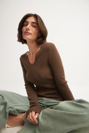NA-KD Pull léger en mailles côtelé détail en V - Pulls en maille - Brun - XX-Small