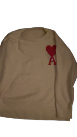 Vit stickad tröja med rött hjärta