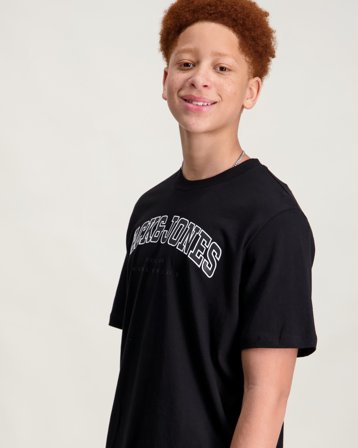 Jack & Jones JJECALEB VARSITY TEE SS O-NECK NOOS JNR Zwart T-shirts Jongens - Kids Brand Store