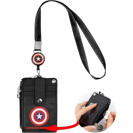 2 st PU-snodd med kortficka, 5 kortplatser och 1 blixtlåsförsedd ficka, total längd 57 cm, brickhållare med infällbart spänne, svart söt tecknad stil