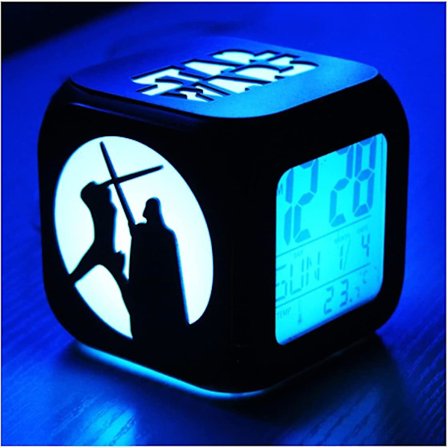 2024 Tähtien sota -muotiluova 3D-stereopieni herätyskello Mykistä LED-yövalo Elektroninen kello Yöpöydän kello Makuuhuoneen kello - USB-lataus