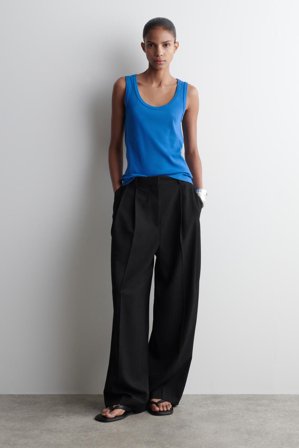 COS Prążkowana Koszulka Z Zaokrąglonym Dekoltem in Niebieski