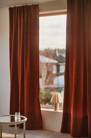 Jotex - Fløyelsgardin 2-pakke Rustrød - SAMANTHA - Kjøp Fløyelsgardiner hos Jotex