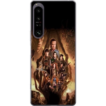 Kompatibelt Mobildeksel til Sony Xperia 1 IV Gruppportrett av heltene i Stranger Things med et mørkt fantasy-miljø og en truende skapning i bakgrunn