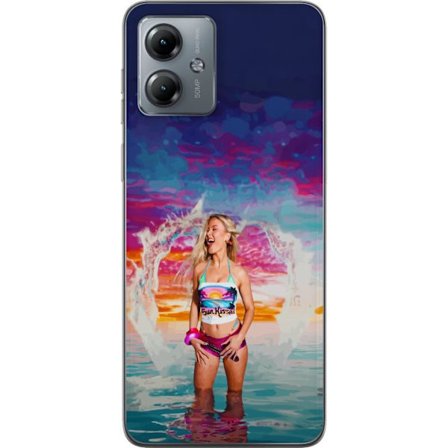 Kompatibel Mobilcover til Motorola Moto G14 Blond kvinde i farverigt strandtøj, der leger i havet ved solnedgang