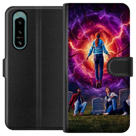 Kompatibelt Plånboksfodral till Sony Sony Xperia 5 IV Stranger Things-inspirerad scen med svävande flicka, energivortex, gravstenar och starka neon