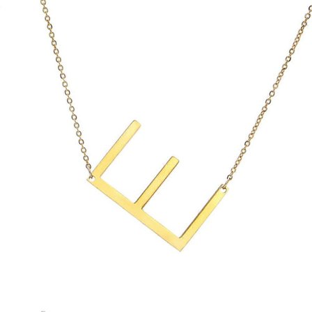 Halskjede med stort initialanheng i gullbelagt rustfritt stål