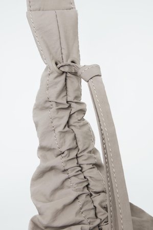 COS Femme Sac Bandoulière Oversize Canopy - Nylon Bag in Beige