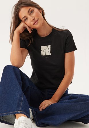 Calvin Klein Jeans - Front Photo Graphic Baby Tee - BEH Ck Black - Kläder - - Bubbleroom