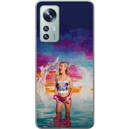 Kompatibelt Mobildeksel til Xiaomi 12 Blond kvinne i fargerik strandantrekk som leker i havet ved solnedgang