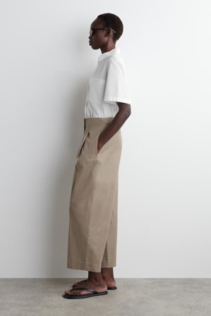 COS Femme Pantalon Chino À Plis Style Barrel in Beige