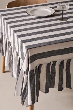 Jotex - Duk Med Volang Svart/naturhvit - IRIS - Kjøp Duker hos Jotex