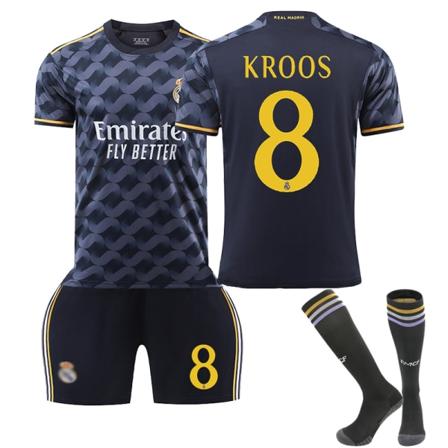 Real Madrid bortaställ för barn 23/24 med strumpor 8 KROOS XS