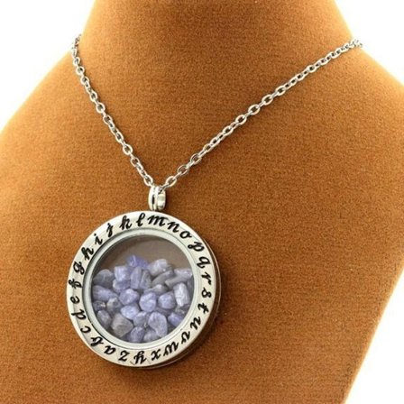 Kivet ja mineraalit. Raaka tansaniitti kaulakoru. Aakkosmalli.