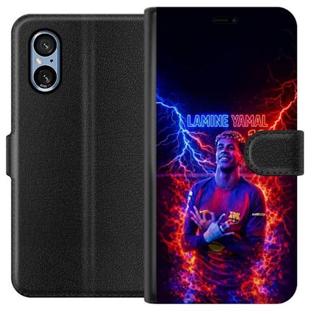 Yhteensopiva Lompakkokotelo Sony Xperia 10 VI Viktor Gyökeresin muotokuva Arsenal-paita päällä, jossa intensiivinen katse ja tumma dramaattinen tausta