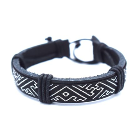 Sort læderarmbånd med hvide mønstre