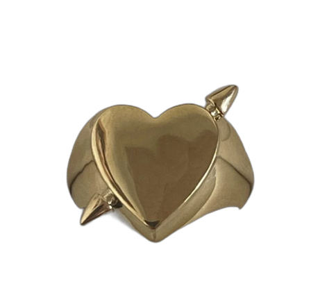 Guldfärgad ring med hjärtdetalj