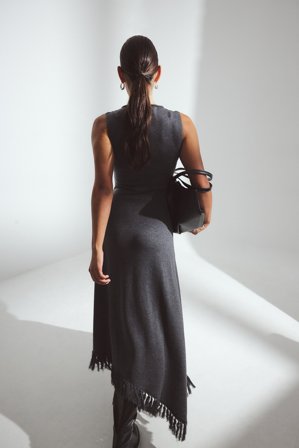 NA-KD - Strikket midikjole med asymmetrisk kant - Strikkekjoler - Grå - XS