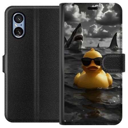 Sony Xperia 10 VI Tegnebogsetui En sej gul badeand med solbriller flyder roligt i havet mens hajer svømmer rundt i dramatiskt vand og mørke skyer sa