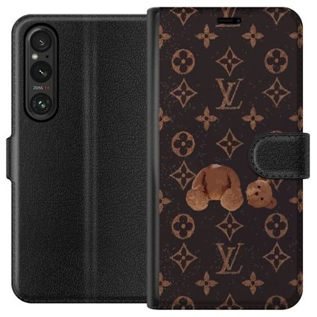 Yhteensopiva Lompakkokotelo Sony Sony Xperia 1 V Ylellinen monogrammikuvio rikkinäisellä nalletaustalla pimeässä muotiestetiikassa