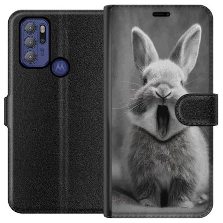 Motorola Moto G60S Lompakkokotelo Ihastuttava mustavalkoinen kani istuu eteenpäin suunnattuna suu auki ikään kuin haukotellen, luoden hurmaavan ja