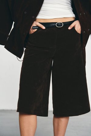 Laura Wittek x NA-KD - Lang shorts i fuske-saueskinn - Shorts - Brun - EU 36