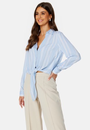 BUBBLEROOM Leona knot shirt Light blue / Offwhite Klær