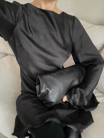 NA-KD - Minikjole i rynkete sateng med fossefall i ryggen - Festkjoler - Svart - EU 42