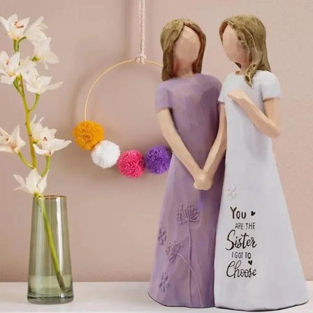 engelstatue i resin som feirer vennskap, egnet for hjemmeinnredning, og kan brukes som dekorasjon for søstre eller venner eller som en 